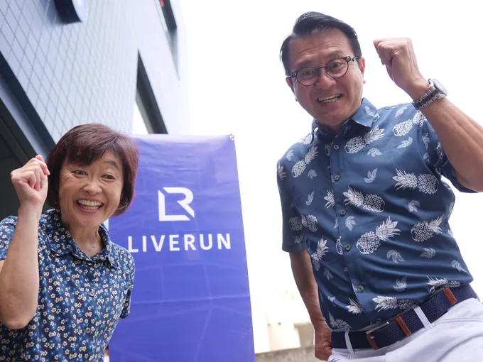 増田明美さんとLIVERUNメンバーの記念写真（2名）