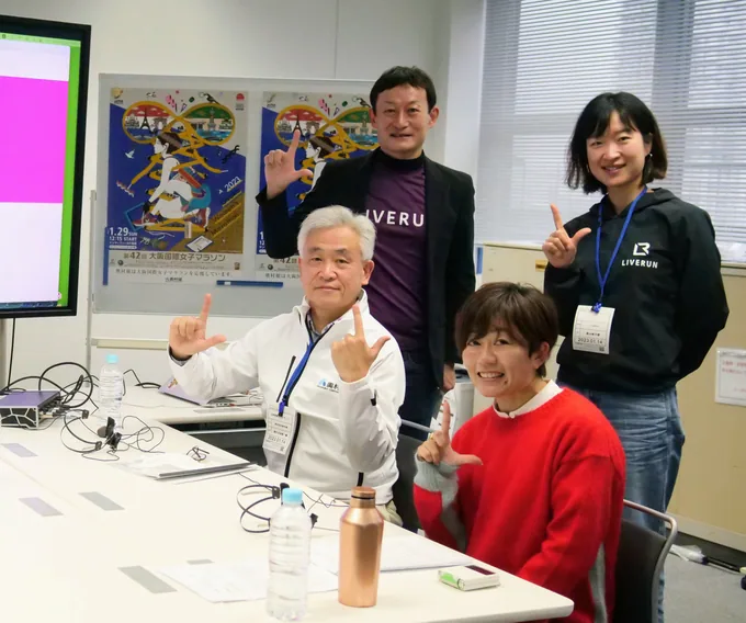 野口みづきさんとLIVERUNメンバーの記念写真（4名）